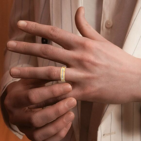 1/10 CT. T.W. Diamond Wedding Band in 10K White Gold US 7 Anniversary Engagement - Picture 5 of 8